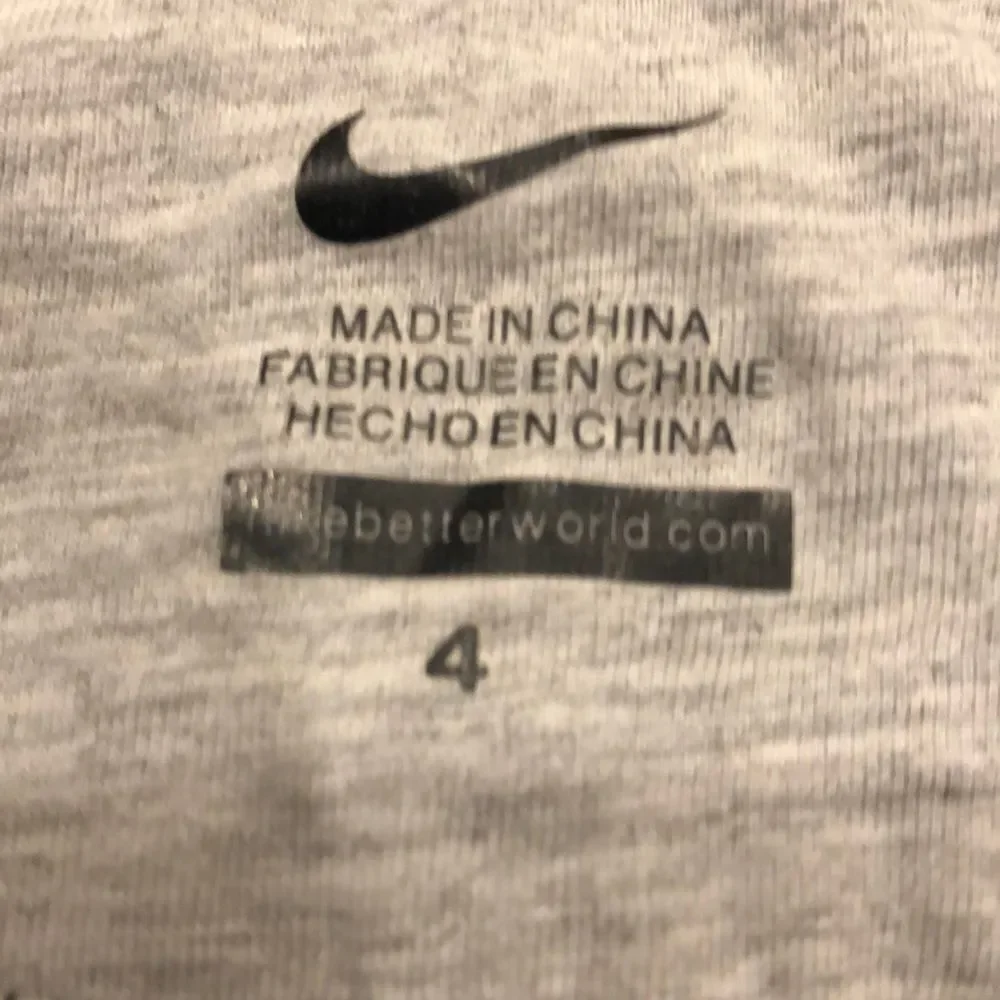 𝅺NIKE zip up hoodie size 4